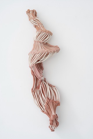 Flex III
Dyed nylon fabric, porcelain, tied
80 x 25 x 15 cm
2022 

Photo: Thor Brødreskift