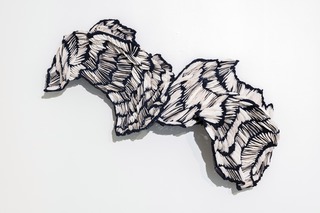 Lamella IV,
Dyed nylon fabric, porcelain, tied
100 x 60 x 25 cm,
2021
Photo Bjarte Bjørkum