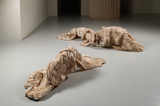 Lamella I, 2021,
Hand shaped procelain, engobe, nylon-fabric, tied,
Work in the back: 200 x 60 x 40 cm, work in front: 100 x 40 x 40 cm
Photo: Bjarte Bjørkum