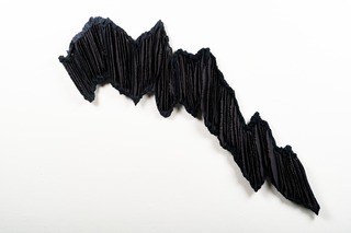 Lamella VI, hand shaped black porcelain, dyed nylon-fabric, tied, 2021
50 x 70 x 4 cm, Photo: Bjarte Bjørkum.
		