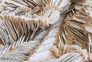 Lamella I, 2021,
Hand shaped procelain, engobe, nylon-fabric, tied,
Work in the back: 200 x 60 x 40 cm, work in front: 100 x 40 x 40 cm
Photo: Bjarte Bjørkum