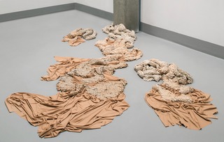 A moment between, 2019,
fabric, clay, tied,
250 x 200 x 15 cm, Photo Nayara Leite