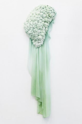 Skjel II
Dyed nylon fabric, porcelain, tied,
100 x 28 x 12 cm,
2023

