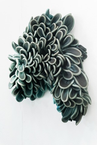 Blom II
Dyed nylon fabric, porcelain, tied
2023