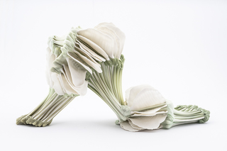 Flex VI, Handshaped porcelain elements, dyed nylon textile, dyed, 50 x 25 x 12 cm, Photo Thor Brødreskift